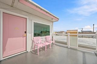 Pink Champagne Boutique Motel - 9