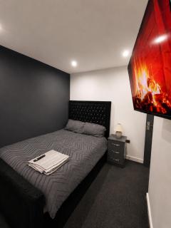 1 Bedroom Luxury Serviced Flat, 24hr Check in WiFi Netflix Washer Fully Equipped - 2