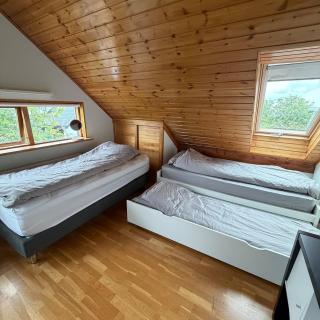 5BR Family Home with Sauna, Hot Tub & Parking - 6