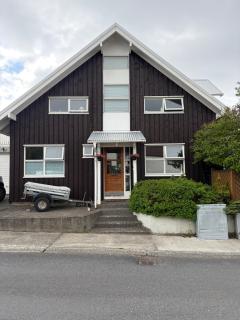 5BR Family Home with Sauna, Hot Tub & Parking - 0