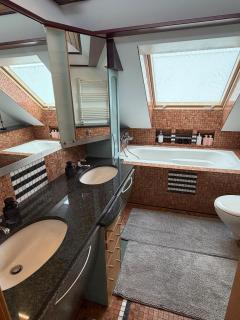5BR Family Home with Sauna, Hot Tub & Parking - 4