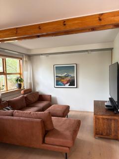 5BR Family Home with Sauna, Hot Tub & Parking - 5