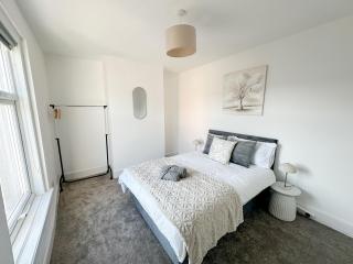 Beautiful 3-bedroom House Near Beach & Attractions - 4