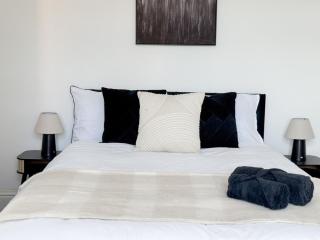 Beautiful 3-bedroom House Near Beach & Attractions - 2