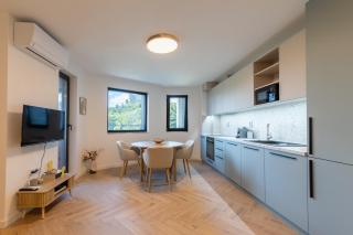 Modern City View Flat with Free Parking - 1