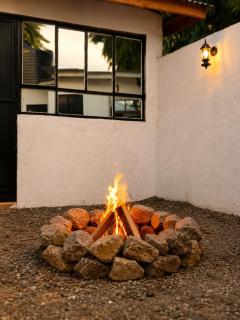 Cozy Retreat in Arusha - power 24hrs -Firepit - Free Parking- Garden swing- Fast Wi-Fi - 6