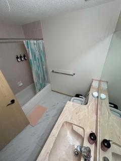 Lower Suite- 10 minutes away from airport - 7