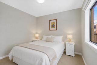 Central Townhouse For Six by Ready Set Stay - 9
