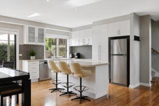 Central Townhouse For Six by Ready Set Stay - 5
