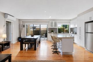 Central Townhouse For Six by Ready Set Stay - 4