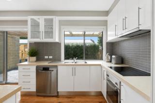 Central Townhouse For Six by Ready Set Stay - 1