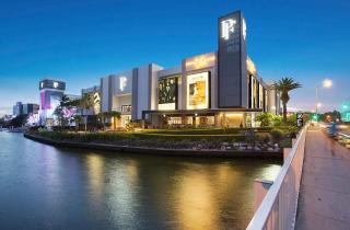 Modern Broadbeach Apartment City View - 9