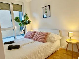 Modern Apartment with Balcony - Free Street Parking - 1