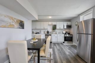 Cozy Chic 4BD 2BA Oak Park Penthouse - 0