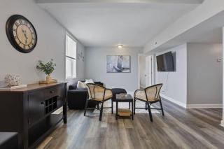Cozy Chic 4BD 2BA Oak Park Penthouse - 2