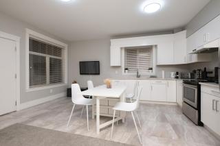 Modern Comfort 2BR in Delta Near Transit and Shops - 9