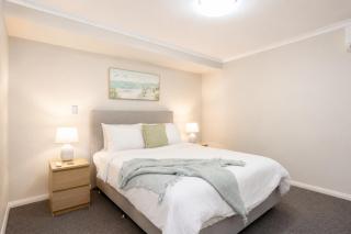 Luxury West End Retreat walk to Bathers Beach - 6