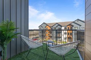2BR Stylish Apt , AC , Private Balcony - 7