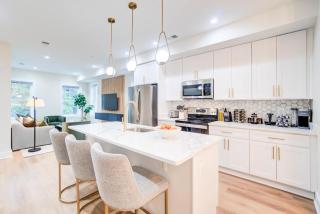 Luxe 6-BR Rooftop Patio - Parking - Metro - 2
