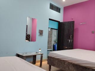 Krishna rooms & dormitory nearby ghats & kaal Bhairav temple - 5