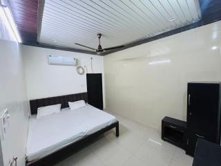 Krishna rooms & dormitory nearby ghats & kaal Bhairav temple - 6