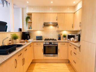 Sea Breeze Stay - 3-Bed Coastal Gem with Private Balcony - Westward Ho! - 5