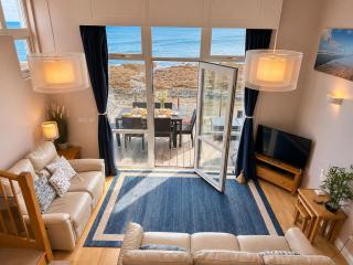 Sea Breeze Stay - 3-Bed Coastal Gem with Private Balcony - Westward Ho! - 1