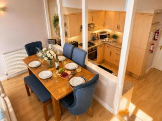 Sea Breeze Stay - 3-Bed Coastal Gem with Private Balcony - Westward Ho! - 6