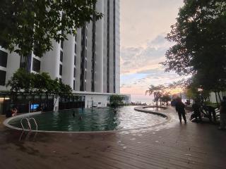 Sunset Seaview Suite 1BR with Balcony at The Shore KK - 5