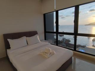 Sunset Seaview Suite 1BR with Balcony at The Shore KK - 7