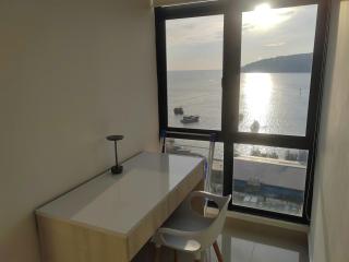 Sunset Seaview Suite 1BR with Balcony at The Shore KK - 4