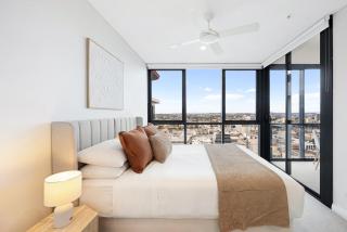 Utopia Deluxe Suite 25th Floor Views, Pool & Gym - 2