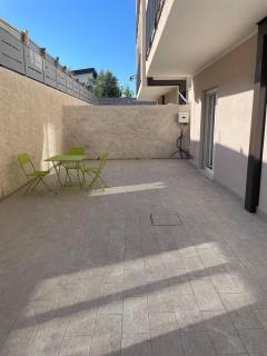 Modern apartment with private garden - 2