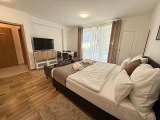 Local-Lux Apartment G3 - Private Parking & Balcony - 2
