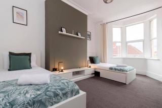 Spacious 4 BR home in Gateshead Free Parking - 9