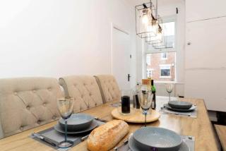 Spacious 4 BR home in Gateshead Free Parking - 8