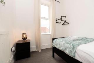 Spacious 4 BR home in Gateshead Free Parking - 4