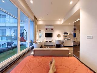 Mirage by Nestaura Living - Bathtub, Private Cinema, Skyline, 2 Balconies, Near Yashobhoomi & Airport - 2