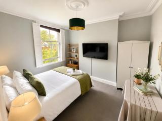 Private, comfy and quiet room for 2 Clapham - 3