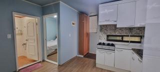 Liz House - 1