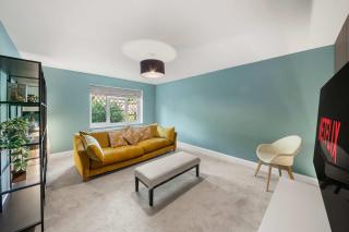 4 Bed House in Coulsdon by ARP Homes Driveway & Big Garden Perfect for Families and Insurance Stays - 9