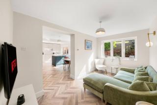 4 Bed House in Coulsdon by ARP Homes Driveway & Big Garden Perfect for Families and Insurance Stays - 8