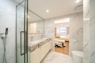 Yidu Home-Near People's Square, Nanjing Road Pedestrian Street & Subway Credit Cards OK - 3