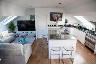 Central 3-Bedroom Penthouse Sleeps 8 with Parking - 6