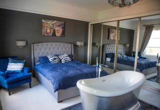 Central 3-Bedroom Penthouse Sleeps 8 with Parking - 8