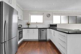 Airport West Stunner by Ready Set Stay - 7