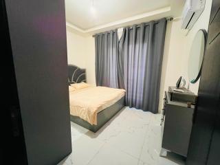 شقة أنيقة-غرفتين وصالة مع بلكونة Stylish 2-Bedroom Apartment with Balcony - 5