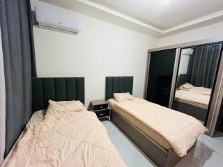 شقة أنيقة-غرفتين وصالة مع بلكونة Stylish 2-Bedroom Apartment with Balcony - 3