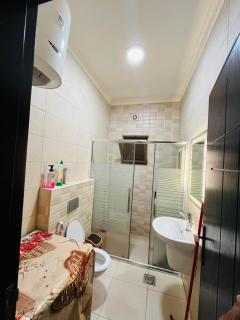 شقة أنيقة-غرفتين وصالة مع بلكونة Stylish 2-Bedroom Apartment with Balcony - 2