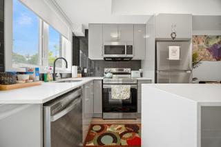 Exquisite, Bright & Modern Condo - Free Parking - 2